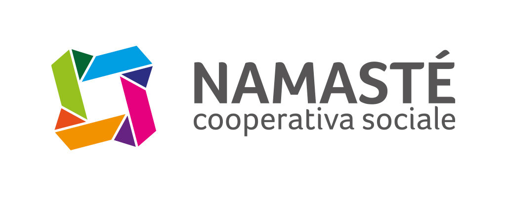 Questo è il logo di NAMASTE. A sinistra c’è il pittogramma composto da trapezi e triangoli colorati. A destra c’è la scritta grigia “NAMASTE’” e sotto il copy grigio “cooperativa sociale”.
