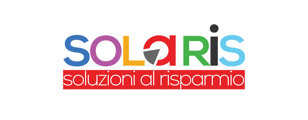 Il logo Solaris ha la scritta colorata “SOLARIS”: S azzurra, O viola, L giallo, A rossa, R verde, I nera, S azzurra chiaro. Sotto, in bianco su rosso, “soluzioni di risparmio”. Sfondo bianco.