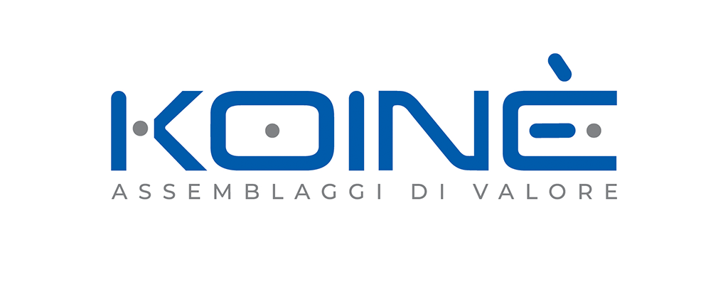 Questo è il logo di KOINÈ. Si vede in primo piano la scritta blu "KOINÈ" e sotto la scritta grigia “ASSEMBLAGGI DI VALORE”. Lo sfondo è bianco.