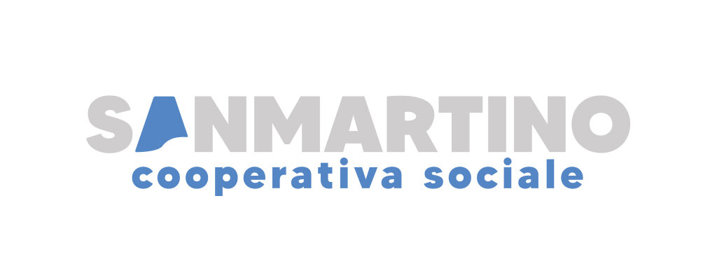 Questo è il logo di S. MARTINO. Al centro c’è la scritta grigia “SAN MARTINO” con solo la lettera A blu. Sotto c’è la dicitura blu “Cooperativa sociale”. Lo sfondo è bianco.