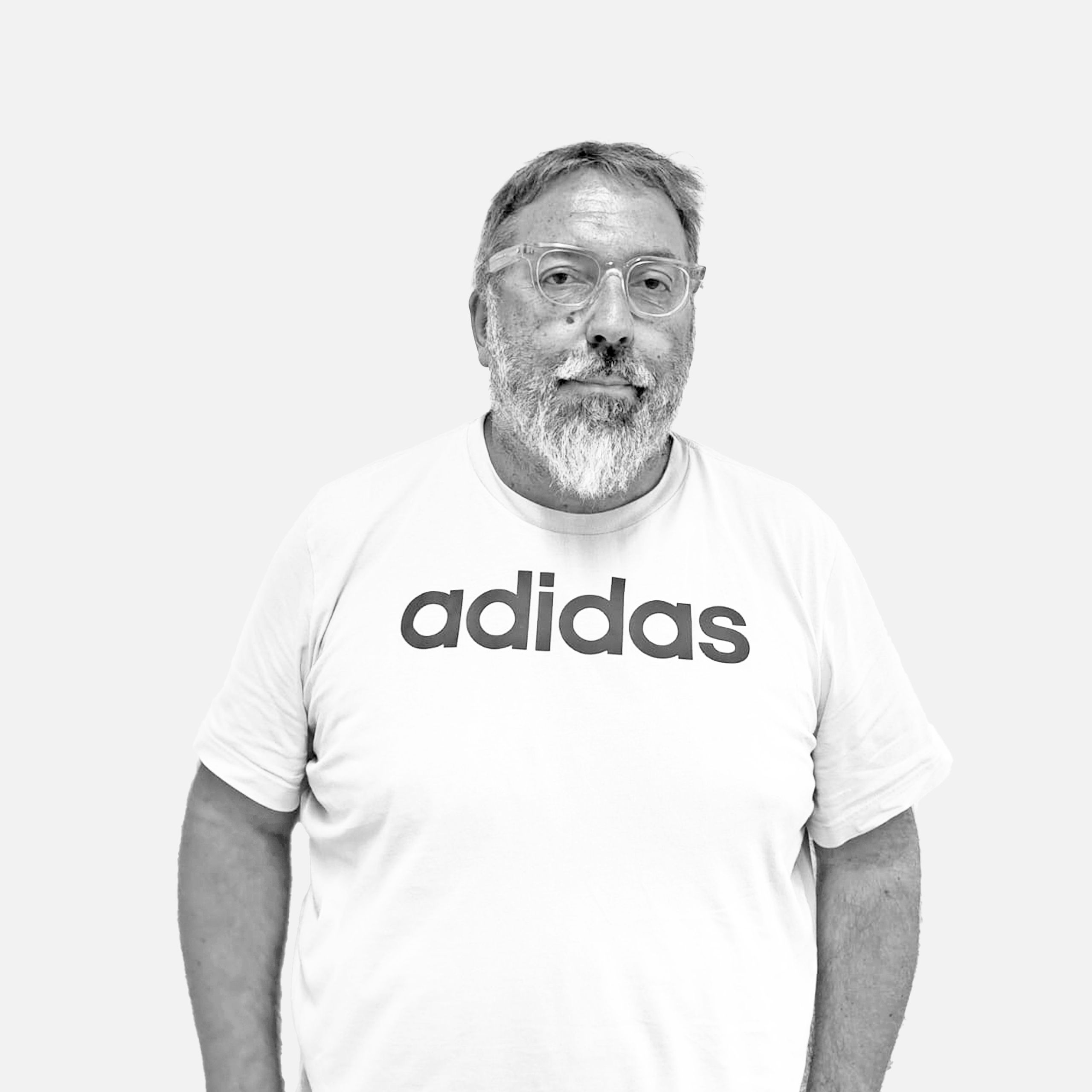 In questa foto in bianco e nero c’è Marco Crippa, Consigliere. Guarda la fotocamera, porta gli occhiali, i capelli brizzolati, la barba media. Ha una maglietta bianca e le braccia sono lungo i fianchi.