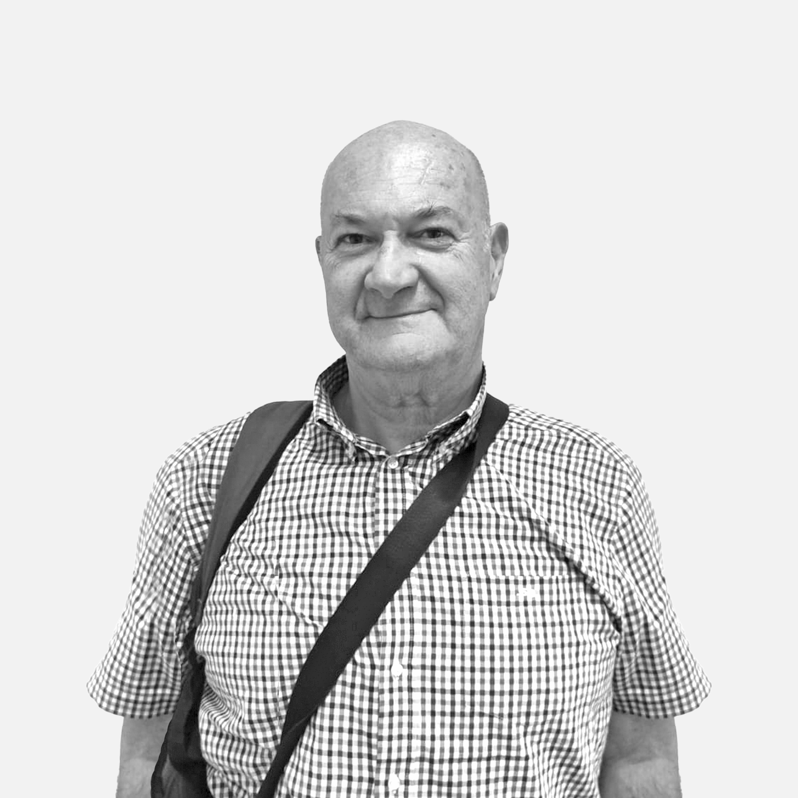 Nella foto in bianco e nero si vede Stefano Domenghini, Consigliere. È calvo e guarda dritto verso la fotocamera. Le sue braccia sono distese lungo i fianchi. Indossa una camicia a quadretti e porta uno zaino sulle spalle.